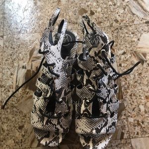 Lace up flatform sandals